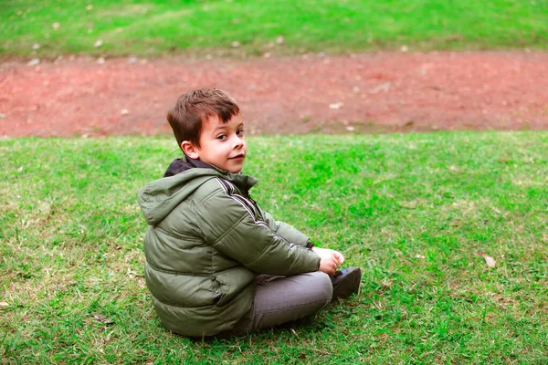 Menino Hispânico Sentado Grama Parque — Fotografia de Stock