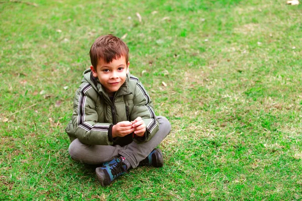 Garçon Hispanique Assis Sur Herbe Dans Parc — Photo