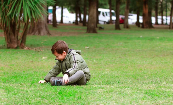 Hispanic Pojke Sitter Gräset Parken — Stockfoto