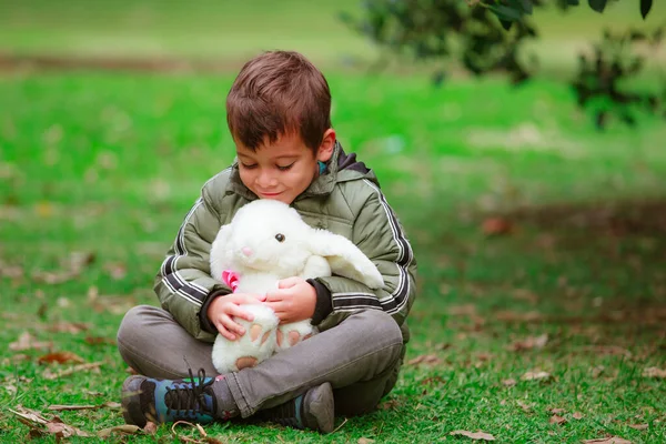 Menino Hispânico Com Uma Lebre Brinquedo Parque — Fotografia de Stock