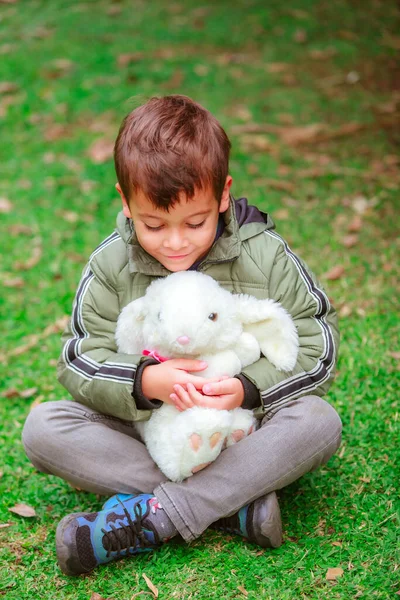 Niño Hispano Con Una Liebre Juguete Parque —  Fotos de Stock