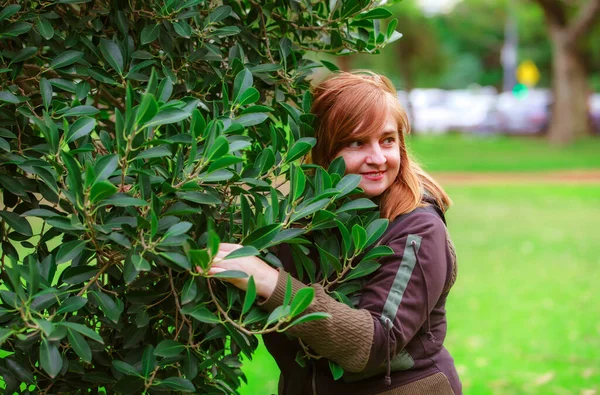 Parktaki Mutlu Bir Kadının Portresi — Stok fotoğraf