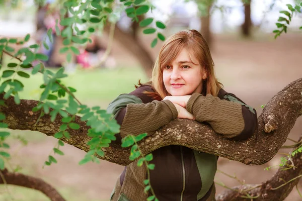 Πορτρέτο Μιας Ευτυχισμένης Γυναίκας Στο Πάρκο — Φωτογραφία Αρχείου