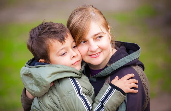 Lycklig Mormor Med Sitt Barnbarn Parken — Stockfoto