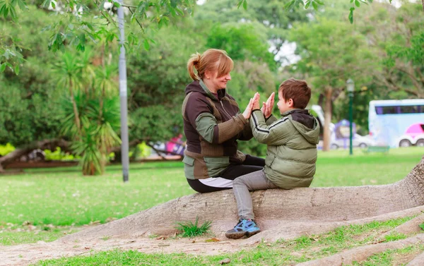 Lycklig Mormor Med Sitt Barnbarn Parken — Stockfoto