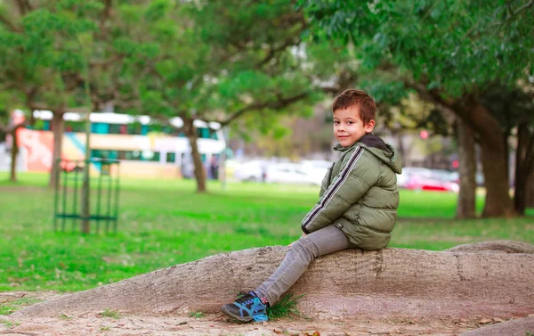 Porträtt Spansk Pojke Parken Sitter Ett Träd — Stockfoto