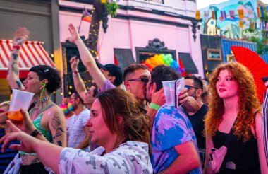 Buenos Aires, Arjantin, 30,10.2021: Palermo Chico Buenos Aires 'teki LGBT halk konserine katılanlar ve ziyaretçiler