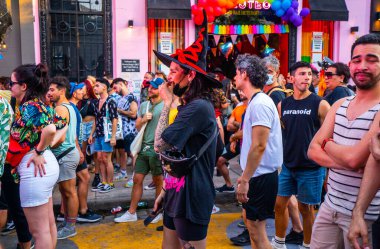 Buenos Aires, Arjantin, 30,10.2021: Palermo Chico Buenos Aires 'teki LGBT halk konserine katılanlar ve ziyaretçiler