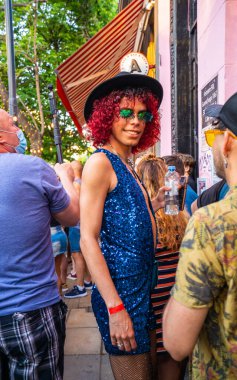 Buenos Aires, Arjantin, 30,10.2021: Palermo Chico Buenos Aires 'teki LGBT halk konserine katılanlar ve ziyaretçiler