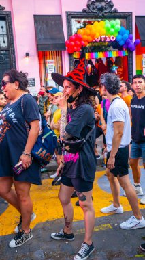 Buenos Aires, Arjantin, 30,10.2021: Palermo Chico Buenos Aires 'teki LGBT halk konserine katılanlar ve ziyaretçiler