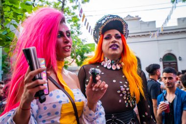 Buenos Aires, Arjantin, 30,10.2021: Palermo Chico Buenos Aires 'teki LGBT halk konserine katılanlar ve ziyaretçiler