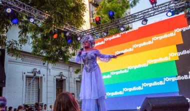 Buenos Aires, Arjantin, 30,10.2021: Palermo Chico Buenos Aires 'teki LGBT halk konserine katılanlar ve ziyaretçiler