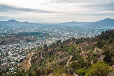 San Cristobal Dağı 'ndan Santiago de Chile şehri manzarası