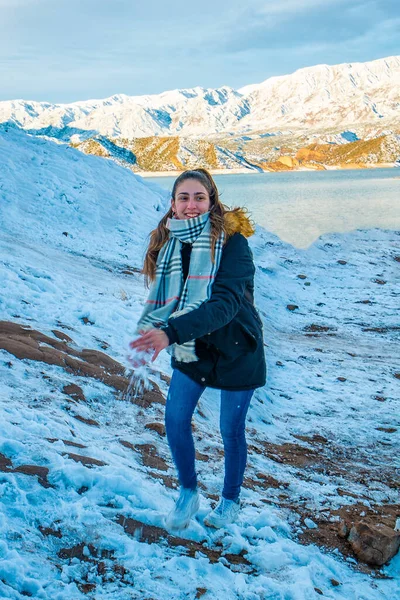 Karlı dağların arkasında mutlu genç bir kadın