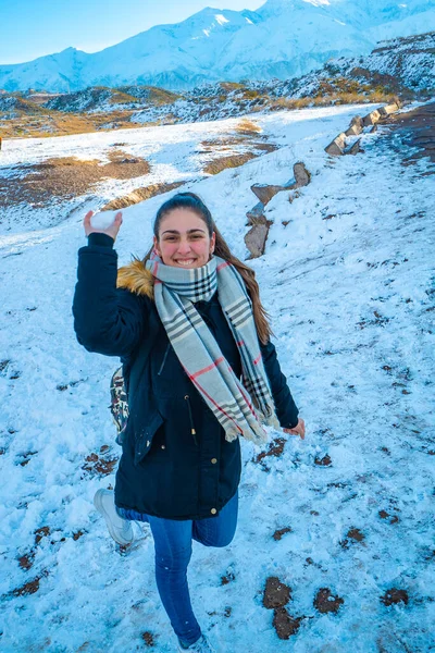 Happy Young Woman Background Snowy Mountains — Φωτογραφία Αρχείου