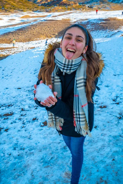 Karlı dağların arkasında mutlu genç bir kadın