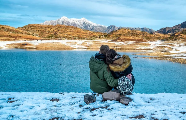 Happy Young Couple Background Snowy Mountains — Stock Photo, Image