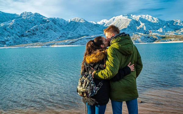 Gelukkig Jong Paar Achtergrond Van Besneeuwde Bergen — Stockfoto