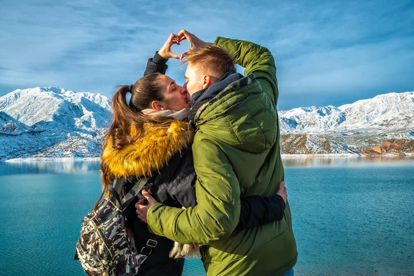 Happy Young Couple Background Snowy Mountains — Φωτογραφία Αρχείου