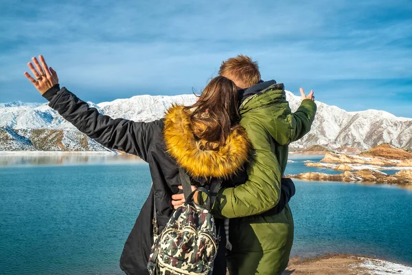 Karlı dağların arkasında mutlu genç bir çift