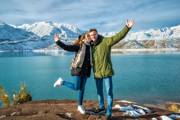 Happy Young Couple Background Snowy Mountains — Stock fotografie