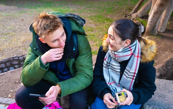 Happy Young Couple Phones Park — Stock Photo, Image