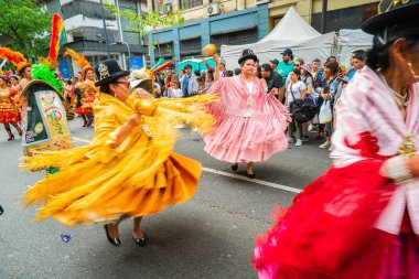 Buenos Aires, Arjantin - 02 / 10 / 2022: Bolivya halkı Bolivya toplumunun tüm kültür ve geleneklerini kutluyor.