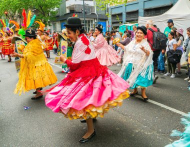 Buenos Aires, Arjantin - 02 / 10 / 2022: Bolivya halkı Bolivya toplumunun tüm kültür ve geleneklerini kutluyor.