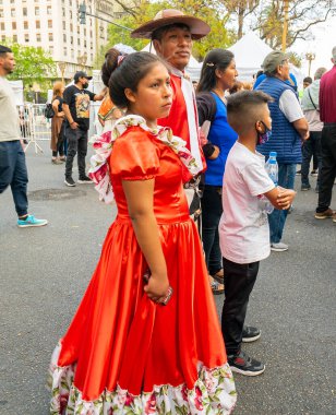 Buenos Aires, Arjantin - 02 / 10 / 2022: renkli uluslar arası kostümler içindeki insanlar Bolivya toplumunun tüm kültür ve geleneklerini kutluyorlar