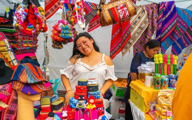 Buenos Aires, Arjantin - 02 / 10 / 2022: Festival kültüründe ve Bolivya toplumunun geleneklerinde satıcılar
