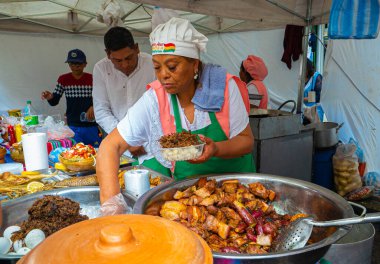 Buenos Aires, Arjantin - 02 / 10 / 2022: Festival kültüründe ve Bolivya toplumunun geleneklerinde satıcılar