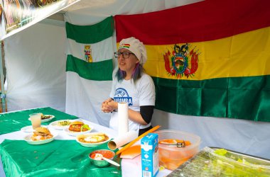 Buenos Aires, Arjantin - 02 / 10 / 2022: Festival kültüründe ve Bolivya toplumunun geleneklerinde satıcılar