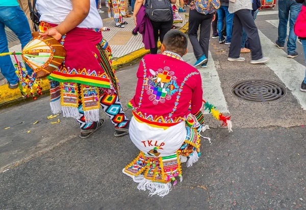 2022年10月2日 阿根廷布宜诺斯艾利斯 身穿五颜六色跨国服装的人庆祝玻利维亚社会的整个文化和传统 — 图库照片