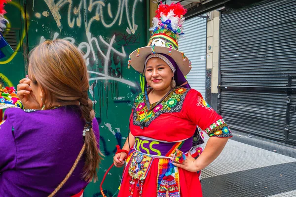 Buenos Aires Argentinië 2022 Mensen Kleurrijke Transnationale Kostuums Vieren Hele — Stockfoto