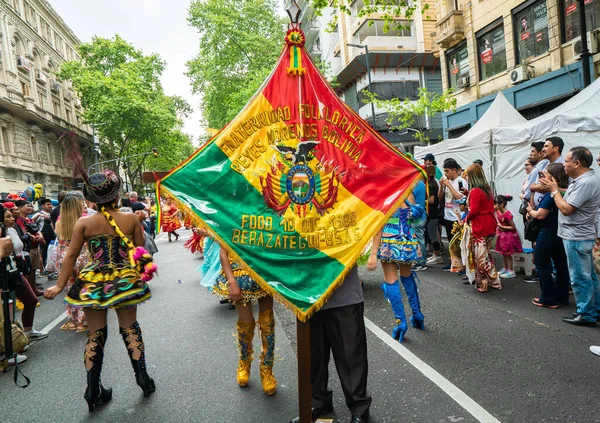 Buenos Aires Argentina 2022 Pessoas Com Bandeiras Coloridas Trajes Transnacionais — Fotografia de Stock