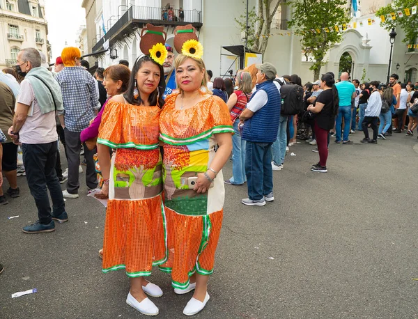 Buenos Aires Argentina 2022 Pessoas Trajes Transnacionais Coloridos Celebram Toda — Fotografia de Stock