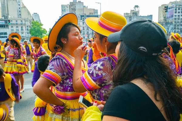 Buenos Aires Argentina 2022 Personas Con Coloridos Disfraces Transnacionales Celebran —  Fotos de Stock