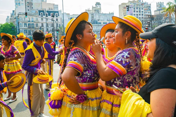 2022年10月2日 阿根廷布宜诺斯艾利斯 身穿五颜六色跨国服装的人庆祝玻利维亚社会的整个文化和传统 — 图库照片