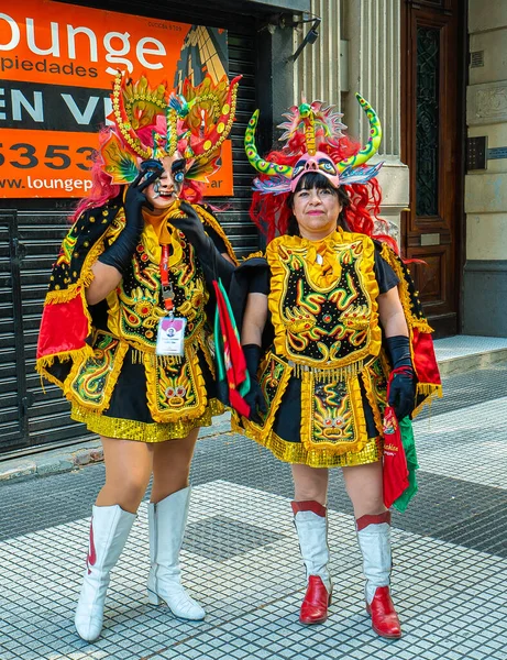 Μπουένος Άιρες Αργεντινή 2022 Άνθρωποι Πολύχρωμα Διεθνικά Κοστούμια Γιορτάζουν Σύνολο — Φωτογραφία Αρχείου