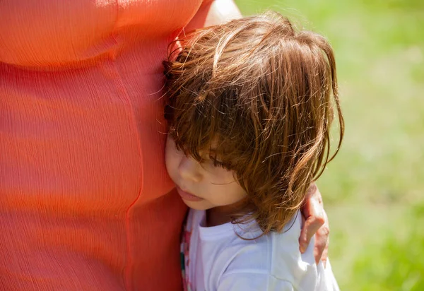 Klein Meisje Knuffelen Mather Het Park — Stockfoto