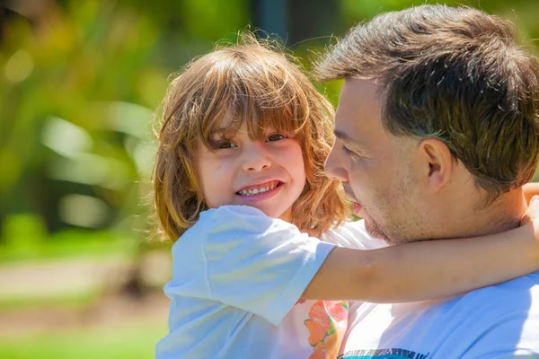 Klein Meisje Knuffelen Gelukkig Vader Het Park — Stockfoto