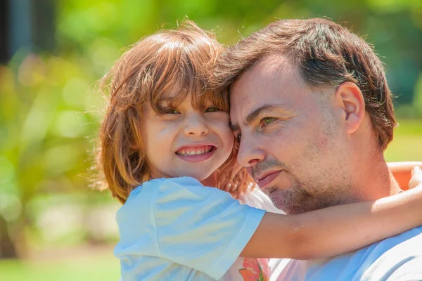 Niña Abrazando Feliz Padre Parque — Foto de Stock