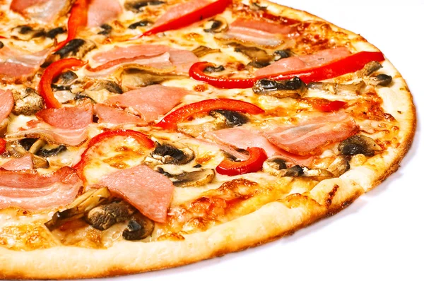 Pizza mit Speck und Tomaten — Stockfoto