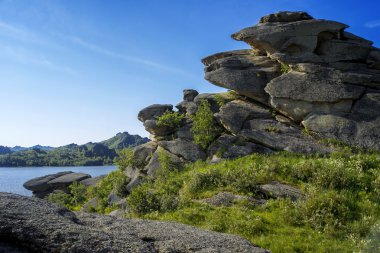 kayaların üzerinde deniz