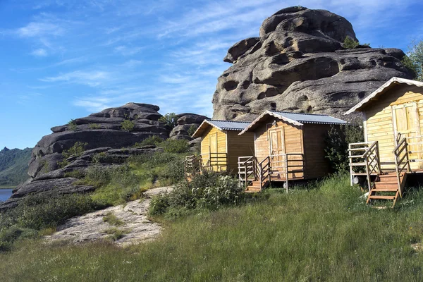 Touristenhäuser zwischen Felsen — Stockfoto