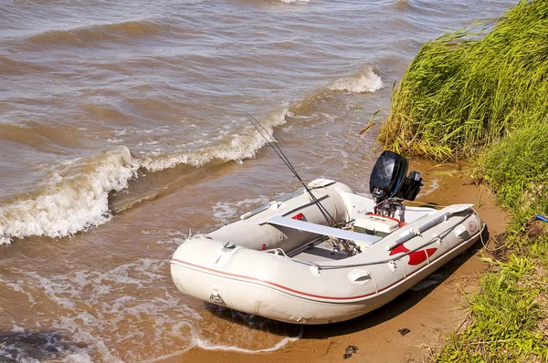 Barco inflável de pescador — Fotografia de Stock