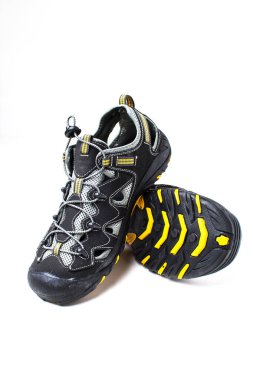 Lastik bağcıklı erkekler için spor sandaletleri. Yaz seyahati ve spor. Beyazda izole edilmiş