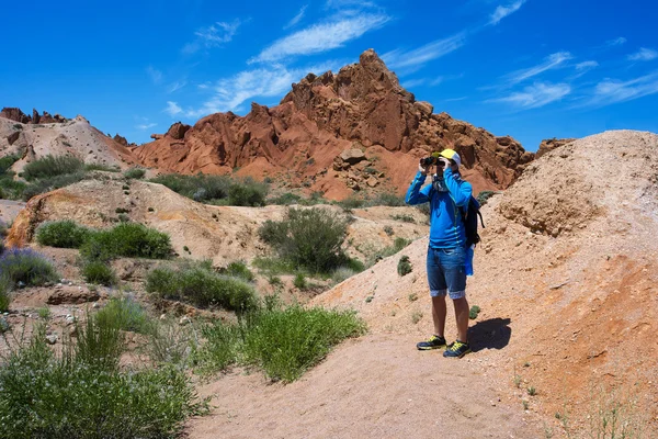 Traveller with  field-glass — Stock Photo, Image