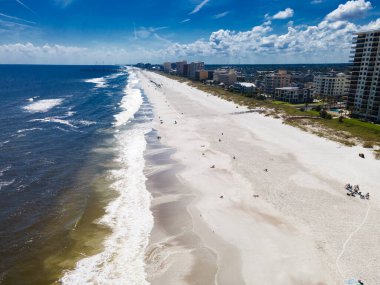 Jacksonville Beach, Florida 'da, Atlantik kıyısında bulunan bir banliyö. Kumsalın havadan görünüşü, insanlar dinleniyor..