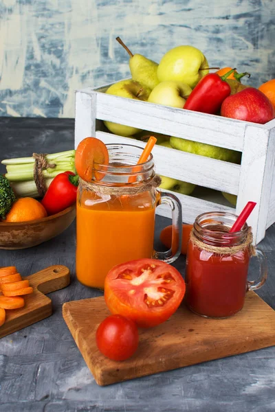 Suco Tomate Cenoura Com Cenouras Tomates Outros Vegetais Uma Caixa — Fotografia de Stock